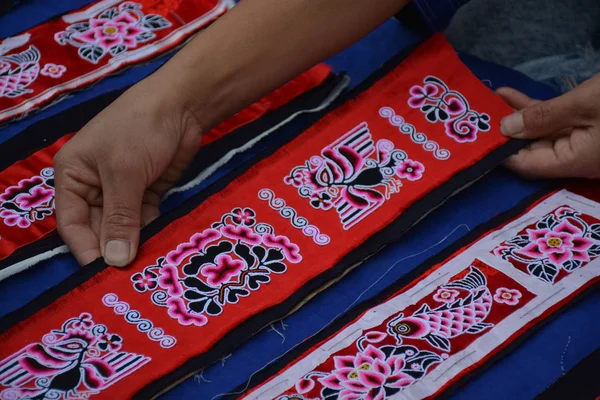 ミャオ民族グループの中国人女性ヤン シンヘは 中国南西部の貴州省 Qiandongnan Miaoと東自治区の太江郡の新江村で自分で刺繍されたミャオの服をチェックします 2018年11月5日 — ストック写真