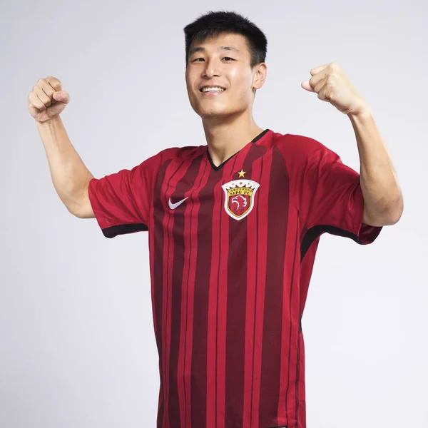 中国のサッカー選手 Sipg 上海の呉レイは 2018 上海で Imaginechina で独占インタビューの中ポートレート写真のポーズします — ストック写真