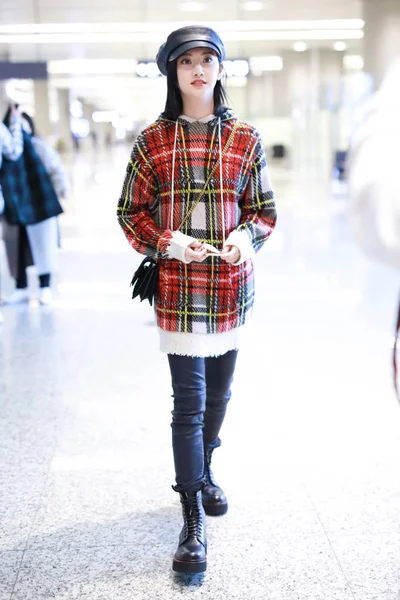 Κινέζα Ηθοποιός Jing Tian Απεικονίζεται Στο Shanghai Hongqiao Διεθνές Αεροδρόμιο — Φωτογραφία Αρχείου