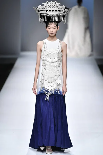 Модель Демонстрирует Новое Творение Модном Показе Niu Время Китайской Недели — стоковое фото