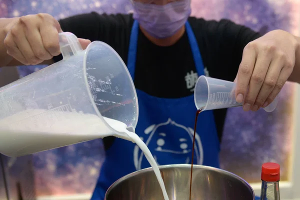 Китайский Сотрудник Делает Мороженое Вкусом Уксуса Магазине Холодных Напитков Городе — стоковое фото