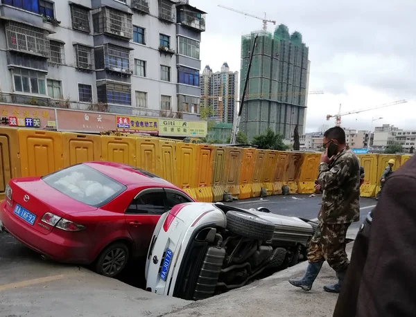 Zwei Fahrzeuge Sind Nach Einem Straßeneinsturz Der Stadt Guiyang Der — Stockfoto