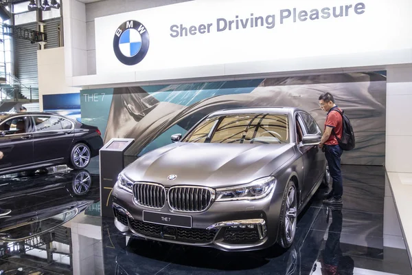 Menschen Besuchen Den Stand Von Bmw Während Der Shanghai Pudong — Stockfoto