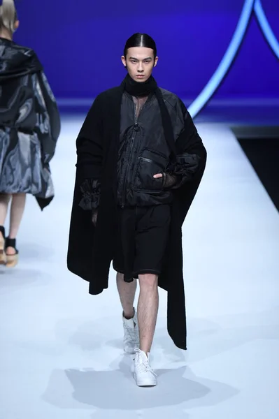 Mannequin Présente Une Nouvelle Création Défilé Mode Kyb Wang Xiaoshi — Photo