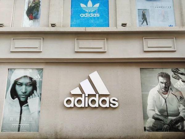 Çin Orta Kesimindeki Hubei Eyaleti Wuhan Şehrinde Adidas Logosunun Görünümü — Stok fotoğraf