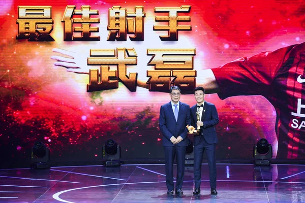 Jogador Futebol Chinês Lei Shanghai Sipg Recebe Troféu Para Prêmio — Fotografia de Stock