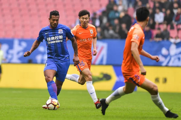 Kolumbijský Fotbalista Fredy Guarin Vlevo Shanghai Shenhua Grónsko Předává Míč — Stock fotografie