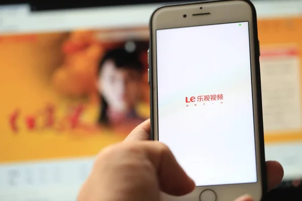 2018년 상하이에서 스마트폰으로 Leshi Letv라고도 Leeco의 모바일 사용하는 휴대전화 사용자 — 스톡 사진
