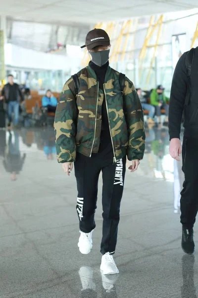 Chiński Śpiewak Yuchun Jest Zdjęciu Beijing Capital International Airport Pekinie — Zdjęcie stockowe