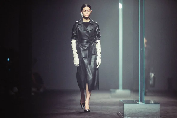 モデルは 2018 上海に上海ロンドンファッションウィークの春 2019年中私 都市のファッションショーで新しい創造を表示します — ストック写真