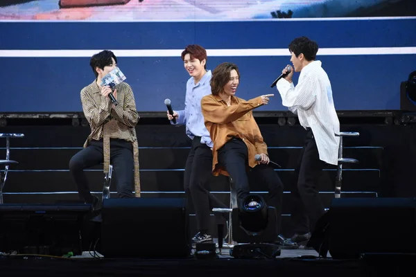 Medlemmar Sydkoreanska Pojke Gruppen Infinite Interagera Med Fans Deras Fläkt — Stockfoto