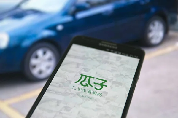 사용자 광저우 중국의 2015에서에서 자신의 스마트폰 중국의 자동차 플랫폼 Guazi — 스톡 사진