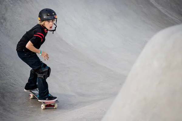 Jogador Compete Partida Preliminar Masculina Durante Campeonato Mundial Skate Park — Fotografia de Stock