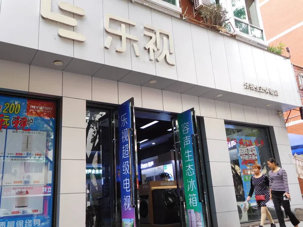 2018年11月6日 在中国重庆 行人走过利科 Leshi或Letv 的商店 — 图库照片