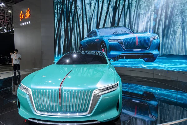 中国第一汽車集団公司の紅旗 電動スポーツ車のコンセプト車は 上海浦東国際自動車展示会で 2018 年上海 2018 日中にディスプレイ上は — ストック写真