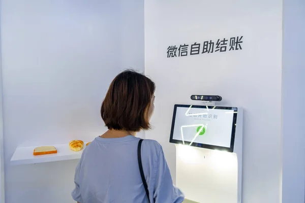 Visitante Prueba Wechat Pay Stand Tencent Durante 2018 Conferencia Mundial — Foto de Stock