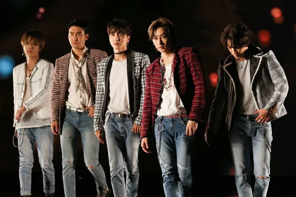 Этой Раздаточной Фотографии Члены Южнокорейской Бойз Группы Super Junior Принимают — стоковое фото