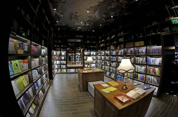 Los Clientes Leen Libros Librería Zhongshuge Inspirados Por Los Residentes —  Fotos de Stock