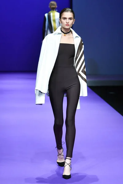 Model Displays New Creation Fashion Show Ying China Fashion Week — Stock Photo, Image
