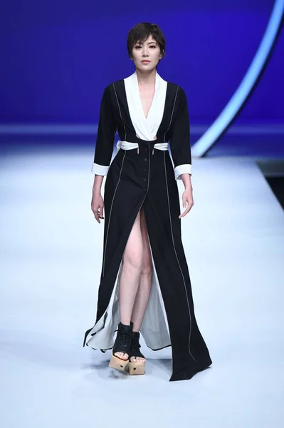 Modell Visar Skapelse Modevisning Kyb Wang Xiaoshi Den Kina Fashion — Stockfoto