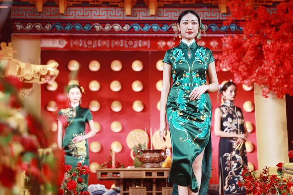 Een Model Wordt Weergegeven Een Traditionele Chinese Bruiloft Jurk Verhaal — Stockfoto