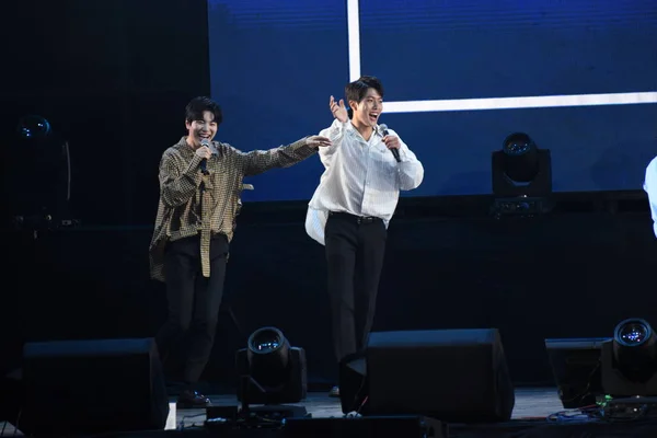 Członkowie Grupy Południowokoreańskiego Infinite Interakcję Fanami Podczas Spotkania Wentylatora Taipei — Zdjęcie stockowe