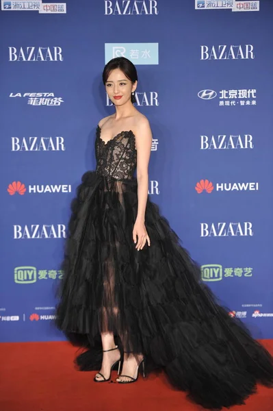 Chinese Actress Tong Liya Arrives Red Carpet 2018 Bazaar Star — Stock Photo, Image