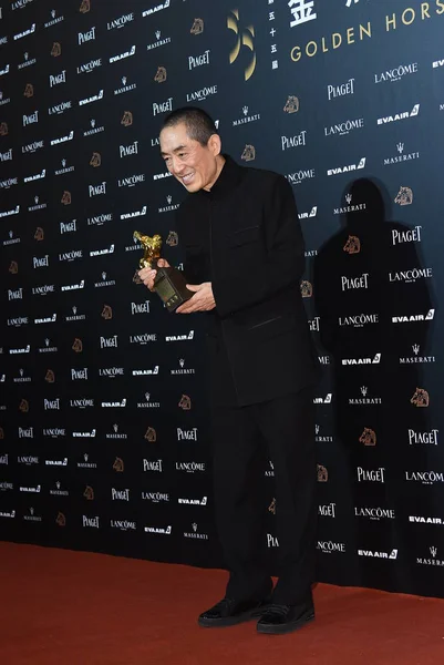 Réalisateur Chinois Zhang Yimou Pose Avec Son Trophée Meilleur Réalisateur — Photo