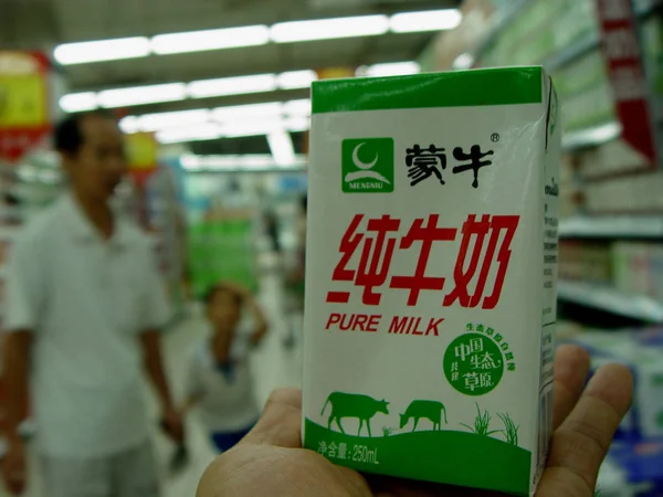 Покупатель Показывает Коробку Чистого Молока Менгню Супермаркете Городе Хайкоу Провинция — стоковое фото