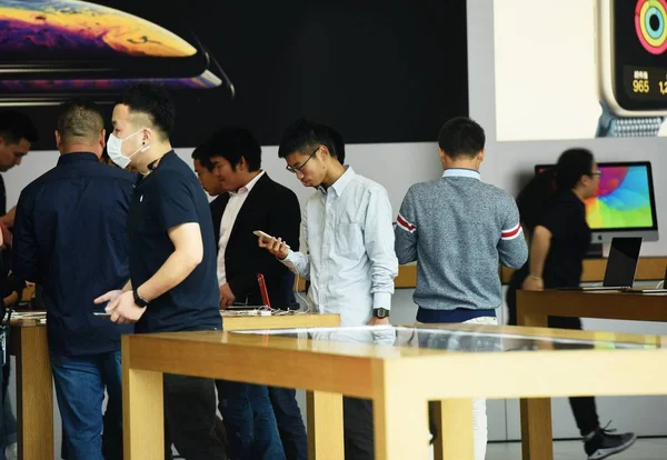 Kínai Vásárlók Próbálja Iphone Okostelefonok Egy Apple Store Hangzhou City — Stock Fotó
