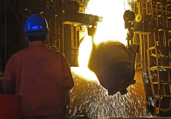 Kinesiska Arbetare Undersökningar Produktionen Stål Växt Dongbei Special Steel Group — Stockfoto