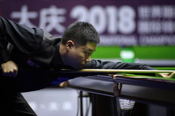 Ding Junhui Της Κίνας Παίζει Έναν Πυροβολισμό Robin Γάστρα Της — Φωτογραφία Αρχείου