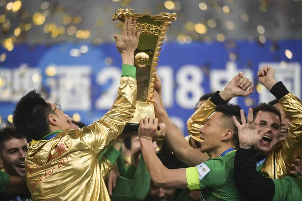 Spelare Beijing Sinobo Guoan Håll Pokalen Att Fira Efter Att — Stockfoto