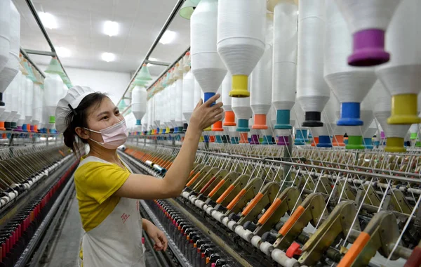 Zpracovává Soubor Ženské Čínský Dělník Výroby Příze Textilní Továrně Xiayi — Stock fotografie