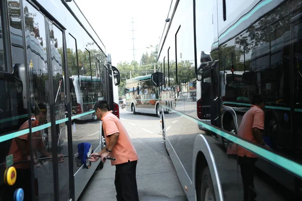 Los Autobuses Inteligentes Llamados Black King Kong Ven Una Estación —  Fotos de Stock