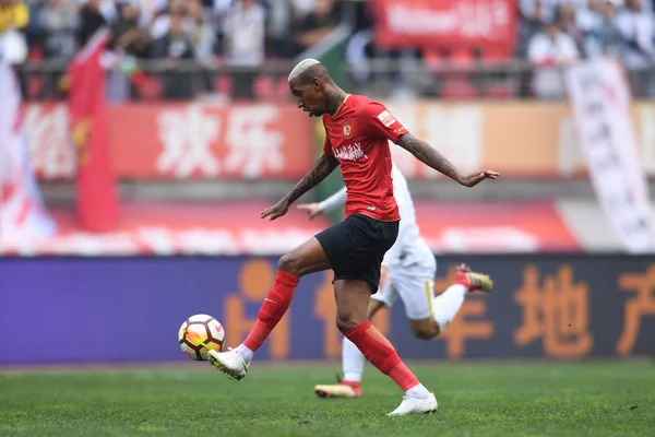 ブラジル サッカー選手 アンダーソン Talisca または単に Talisca の広州恒大足球淘宝網ドリブル貴州省横峰に対して彼らの のラウンドの試合で 2018 中国サッカー協会スーパー — ストック写真