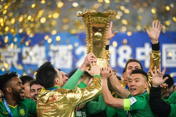 Spelare Beijing Sinobo Guoan Håll Pokalen Att Fira Efter Att — Stockfoto