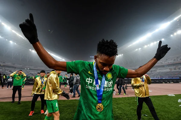 Fransk Född Kongolesiska Fotbollsspelare Cedric Bakambu Beijing Sinobo Guoan Firar — Stockfoto