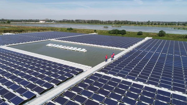 Kayan Bir Güneş Enerji Santralleri Bir Fotovoltaik Güç Istasyonu Qinlan — Stok fotoğraf