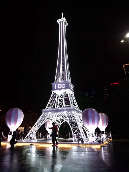 Uma Réplica Torre Eiffel Está Exibição Baoshan Wanda Plaza Xangai — Fotografia de Stock