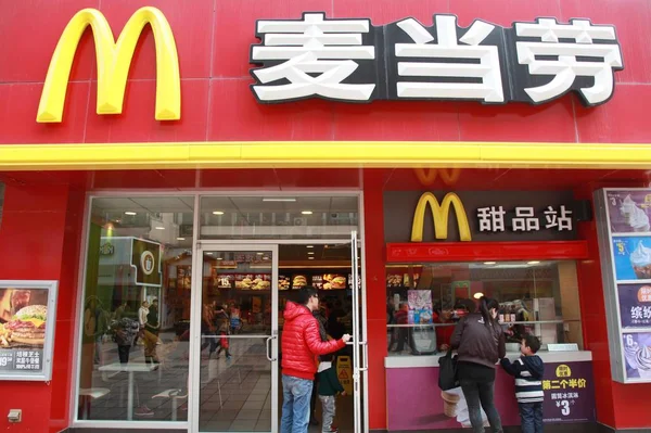 Clientes São Retratados Restaurante Fast Food Mcdonald Cidade Nanjing Província — Fotografia de Stock