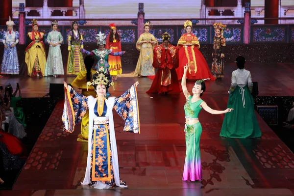 2018에 지구의 베이징 중국에서 결혼된 여자에 국제적으로 유명한 세션에서 참가자 — 스톡 사진