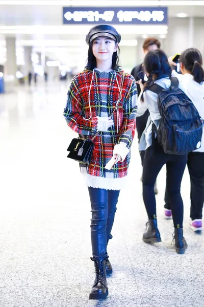Κινέζα Ηθοποιός Jing Tian Απεικονίζεται Στο Shanghai Hongqiao Διεθνές Αεροδρόμιο — Φωτογραφία Αρχείου