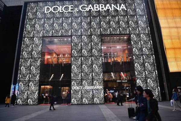 Los Peatones Pasan Por Una Tienda Boutique Dolce Gabbana Centro — Foto de Stock