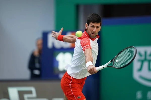 Novak Djokovic Aus Serbien Gibt Dem Italiener Marco Cecchinato Seinem — Stockfoto