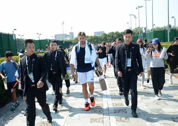 スイスのテニス星スタン ワウリンカ歩く前に 上海でロレックス上海マスターズ 2018 テニス トーナメント訓練地面に向かって 2018 — ストック写真