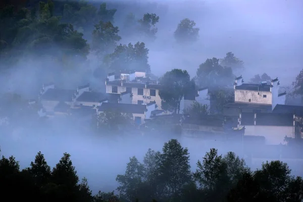 Nebel Und Wolken Umgeben Den Berg Huangshan Der Stadt Huangshan — Stockfoto