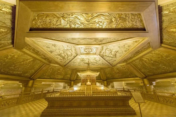 Vista Interior Budismo Palácio Cobre Puro Com Buda Deitado Nele — Fotografia de Stock