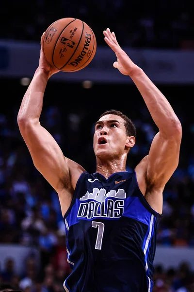 Dwight Powell Van Dallas Mavericks Springt Voor Een Rebound Tegen — Stockfoto