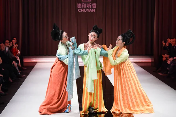 2018年11月21日在中国上海举行的楚兴乡展上展示新的传统服装 — 图库照片